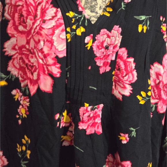 Jessica Simpson Black and Pink Roses Floral Pin Tucked Detail Shirt Plus Size 2X - Picture 2 of 7